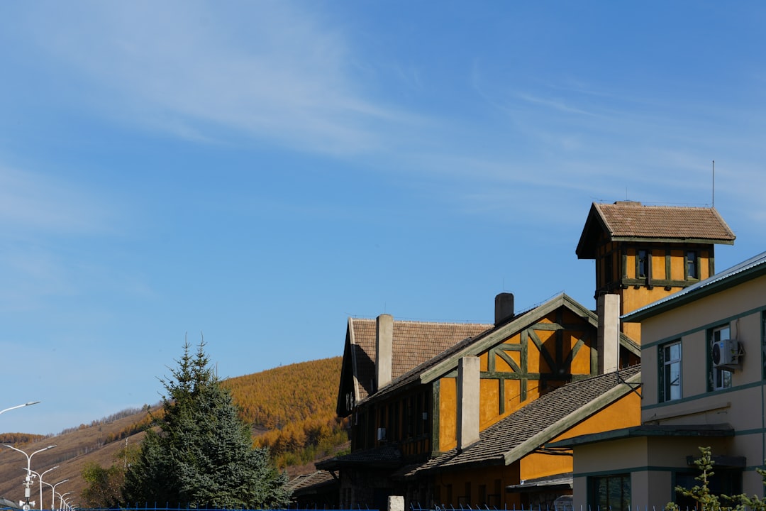 buildings-with-a-clear-blue-sky-and-autumn-trees-5eeiysznmbq
