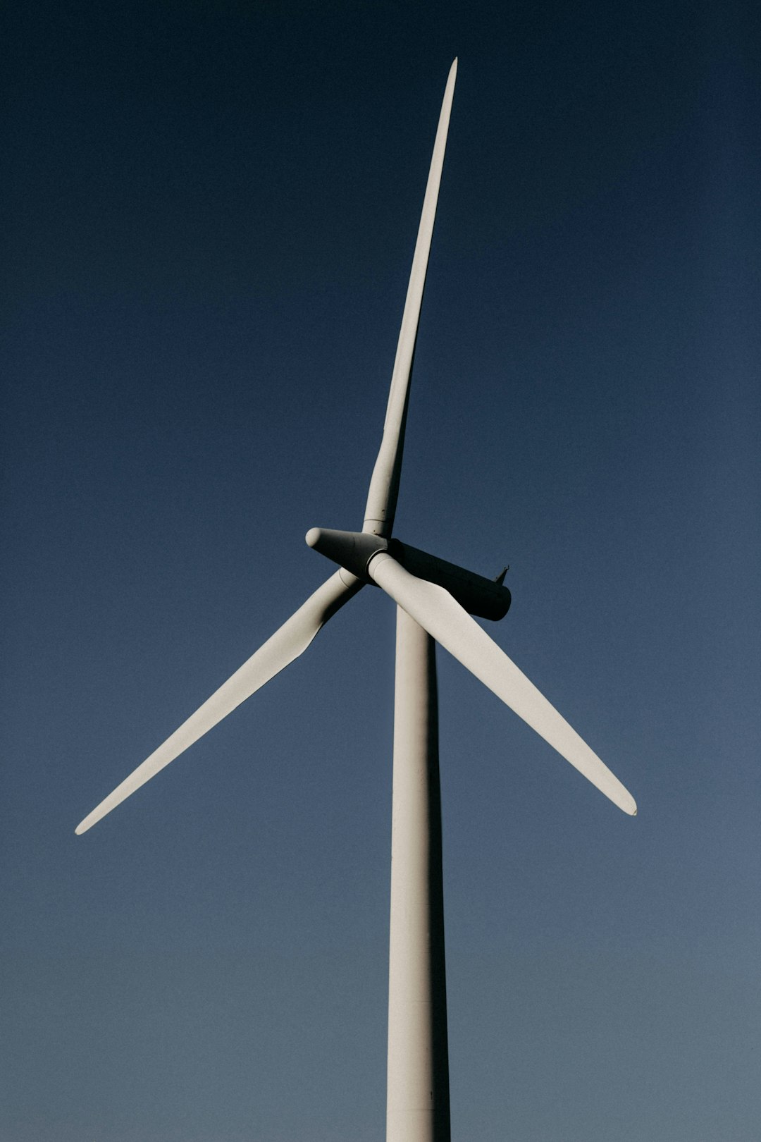 service-02 white-wind-turbine-under-blue-sky-during-daytime-dzcy1gdgomw